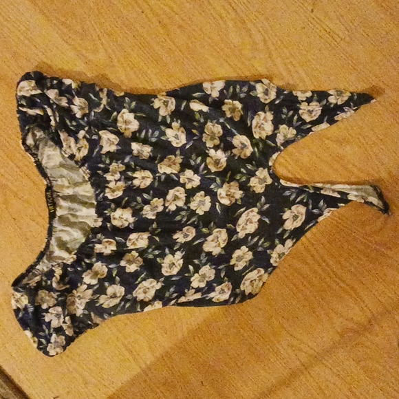 GIRLS TOPS and BOTTOMS BUNDLE - Picture 13 of 15